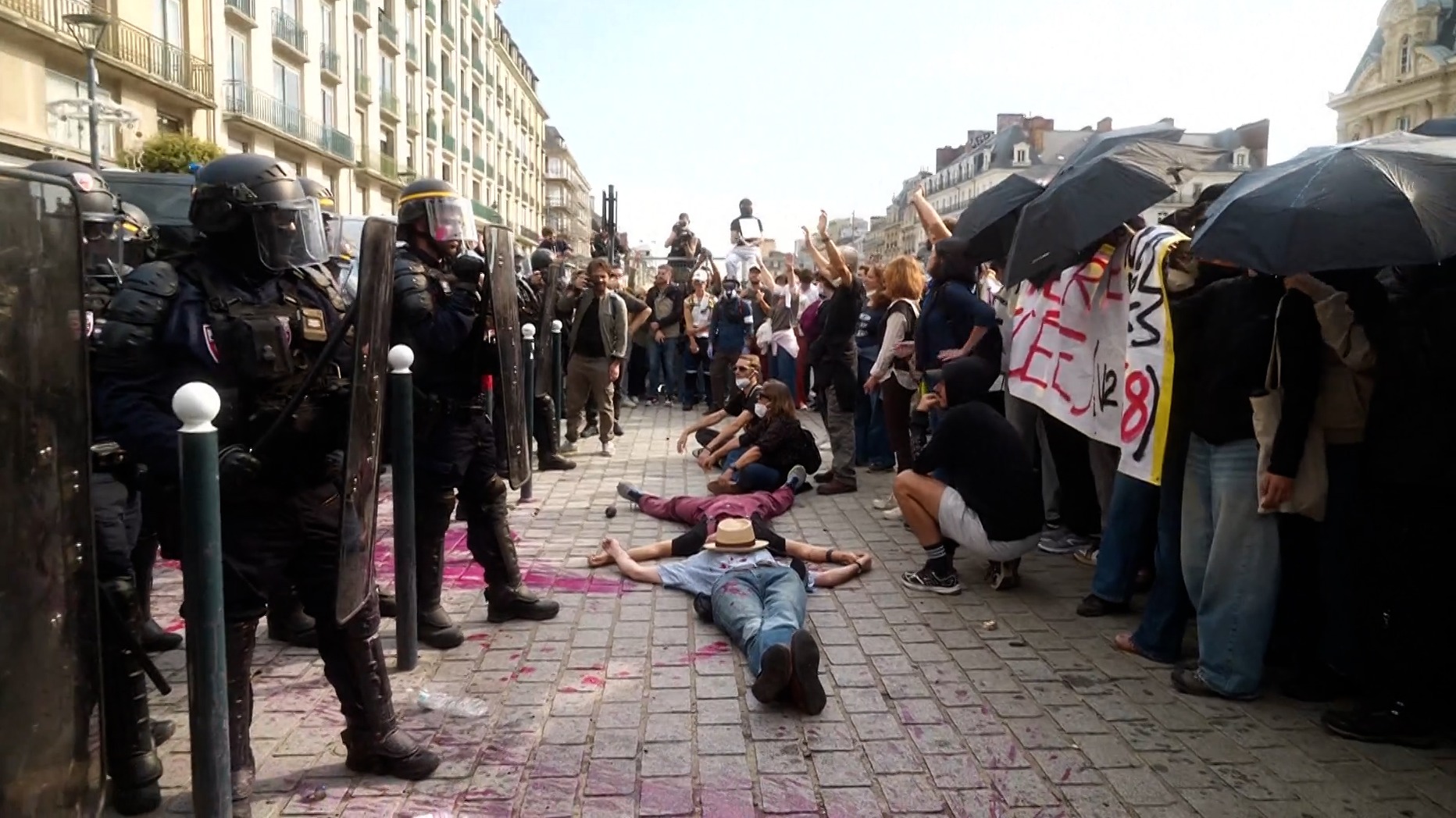 Blocus des lycéens : les images de manifestants allongés dans une fausse mare de sang devant un barrage de CRS à Rennes