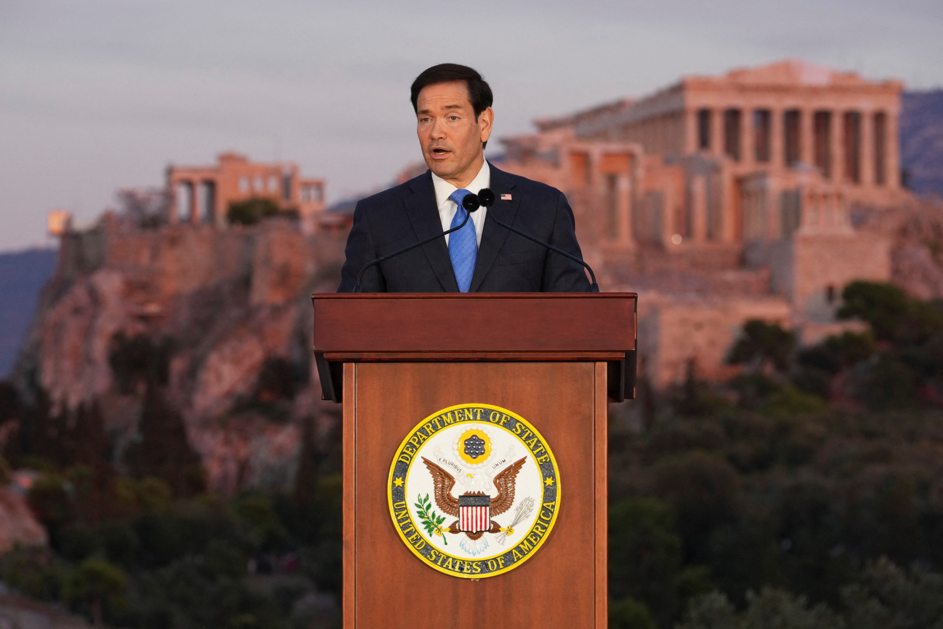 «Nous croyons que l’Europe peut sortir de sa torpeur» : dans un vibrant discours face à l’Acropole, Marco Rubio appelle à «raviver la flamme»