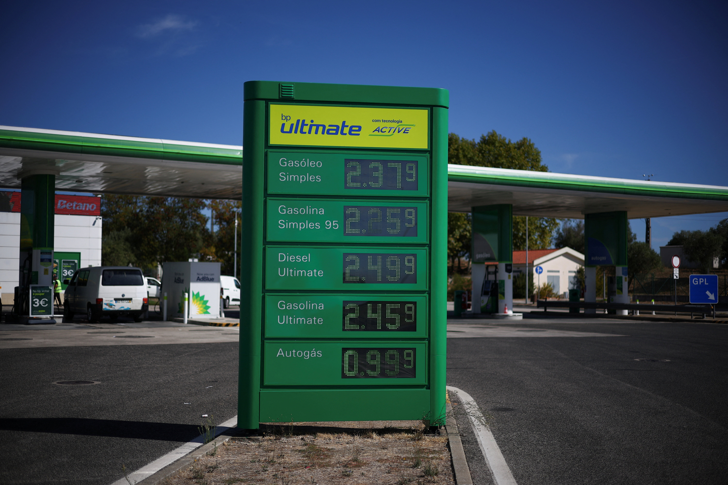Carburants : première baisse du prix moyen du gazole à la pompe dans l’UE après un mois de records
