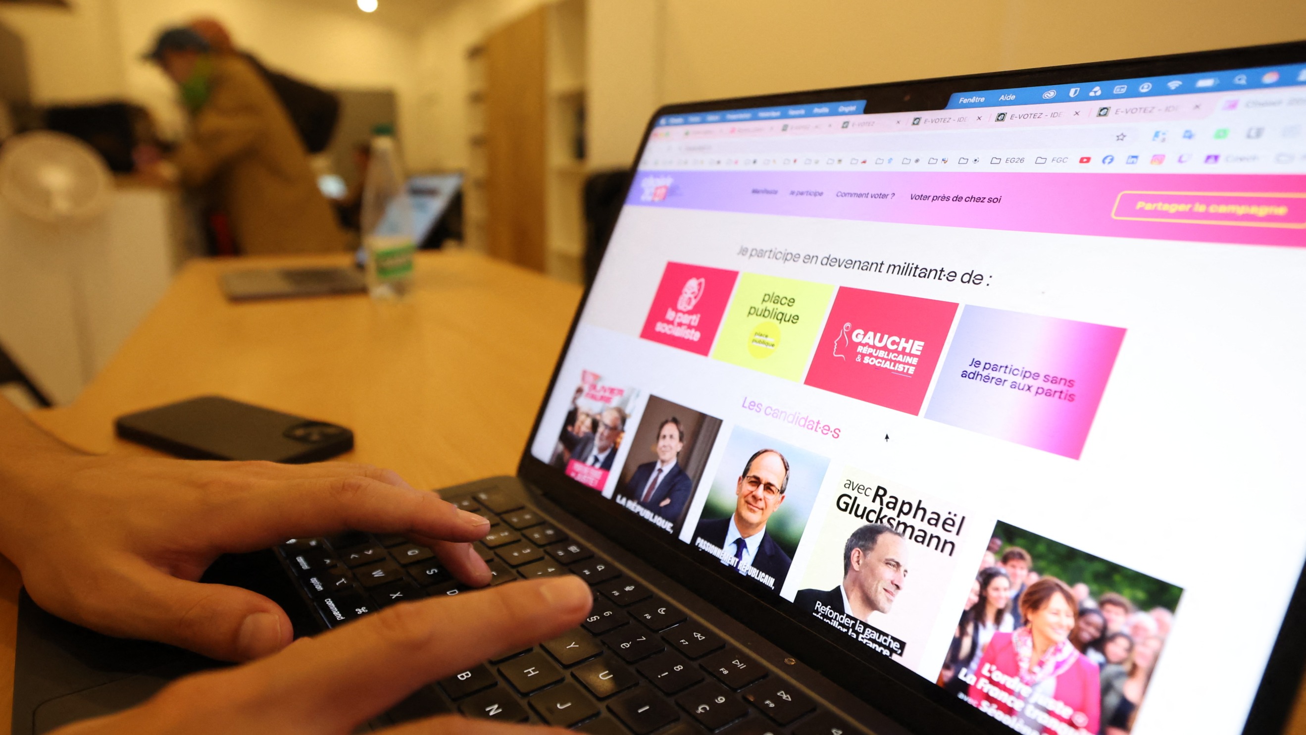 Primaire de la gauche prolongée après une cyberattaque ; plus de 70.000 votants samedi