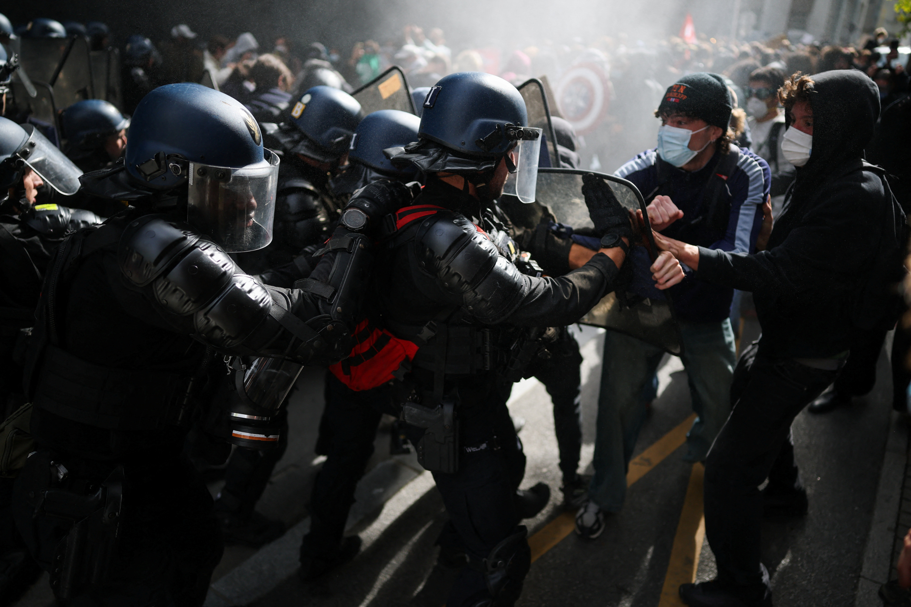 Blocus des lycées : une enquête ouverte contre un policier accusé d'agression sexuelle