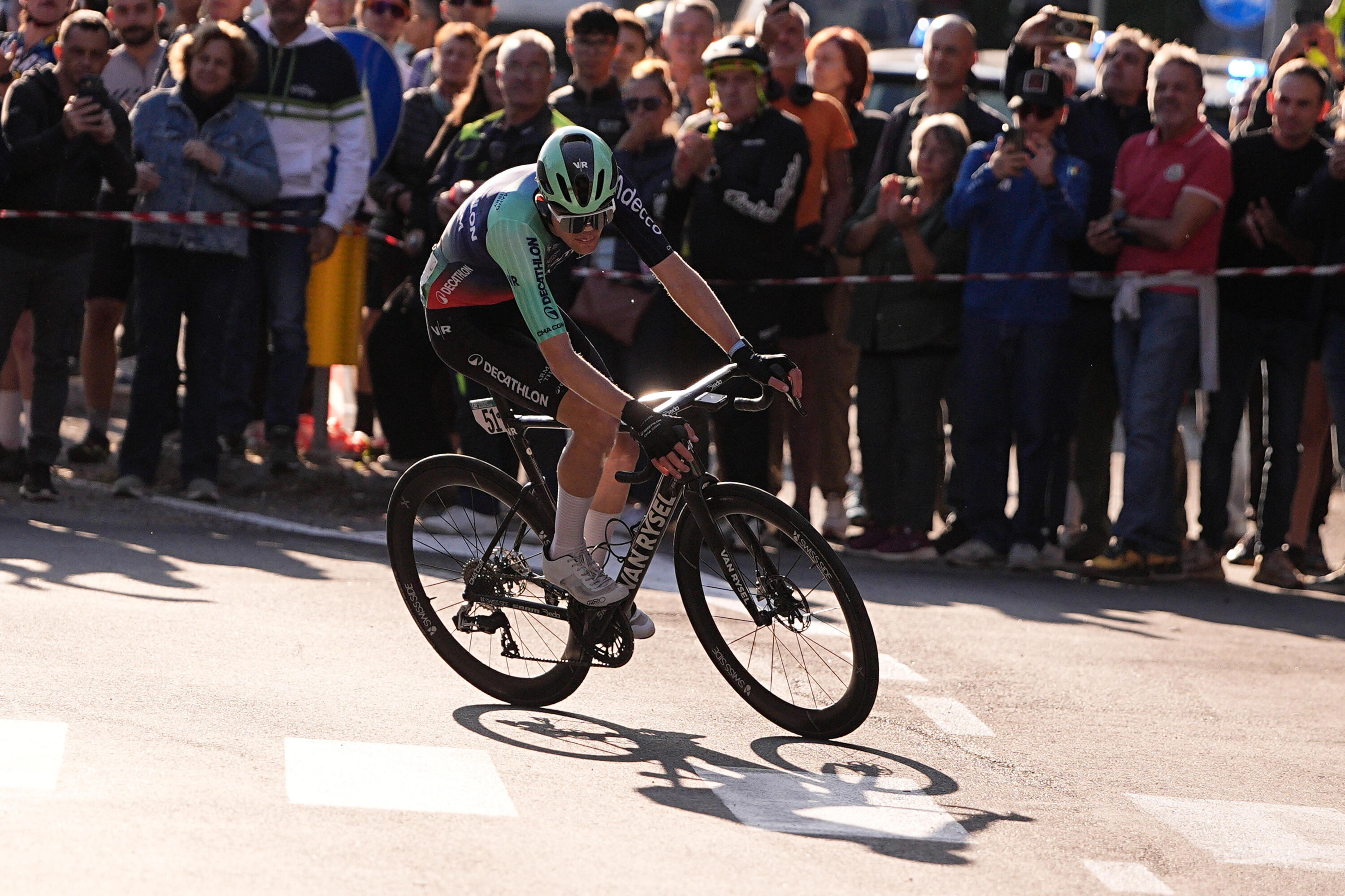 Seul au monde, Paul Seixas remporte le Tour de Lombardie, son premier Monument à seulement 20 ans