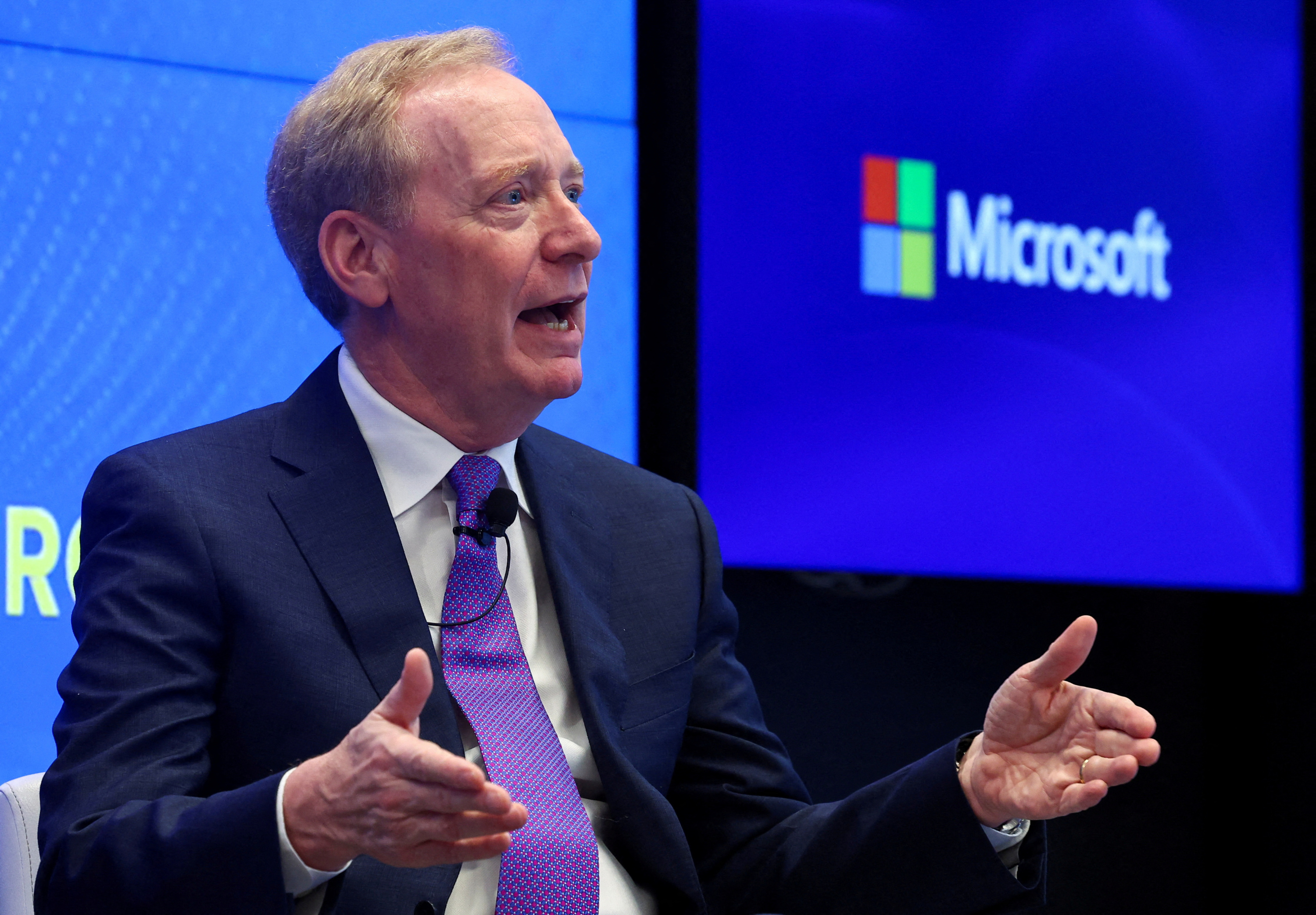 «Les briques de lait font l’objet de plus de contrôles» : le président de Microsoft appelle à encadrer le développement de l’Intelligence artificielle