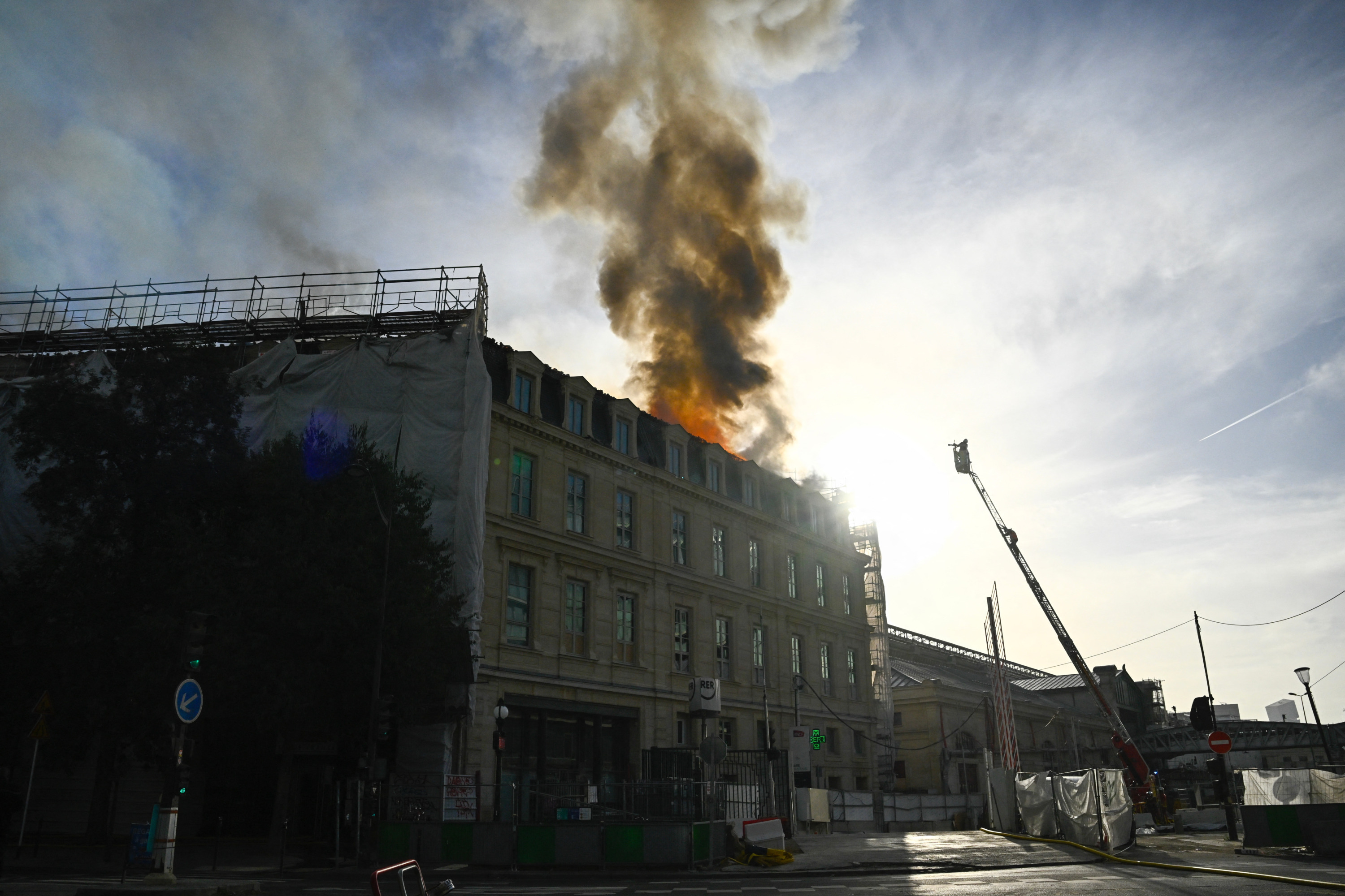 Paris : l’incendie dans un chantier près de la gare d’Austerlitz est désormais «maîtrisé»