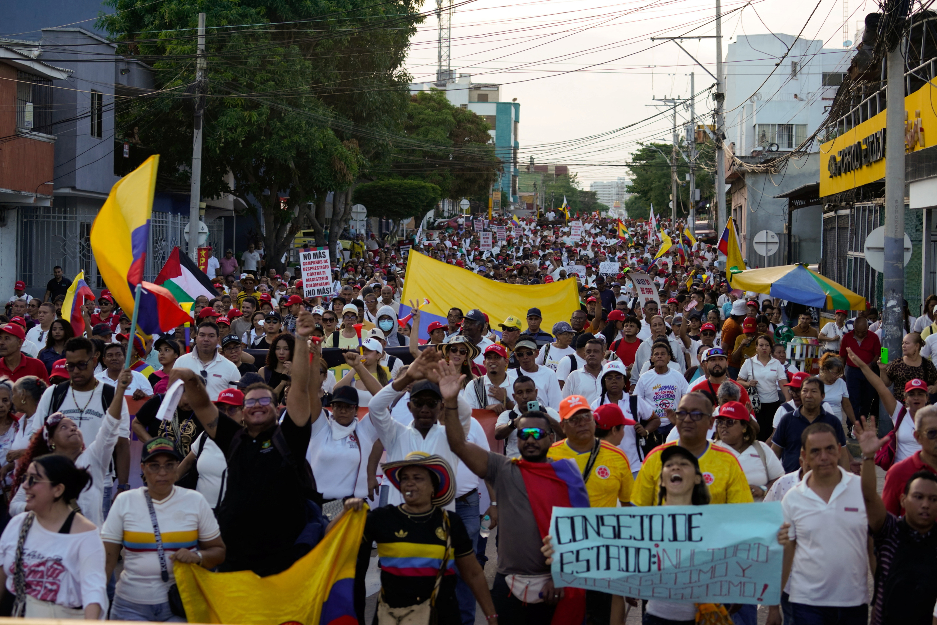 Drapeau américain brûlé, «pays livré à Israël»: des milliers de Colombiens dans les rues contre leur nouveau gouvernement d’ultra-droite