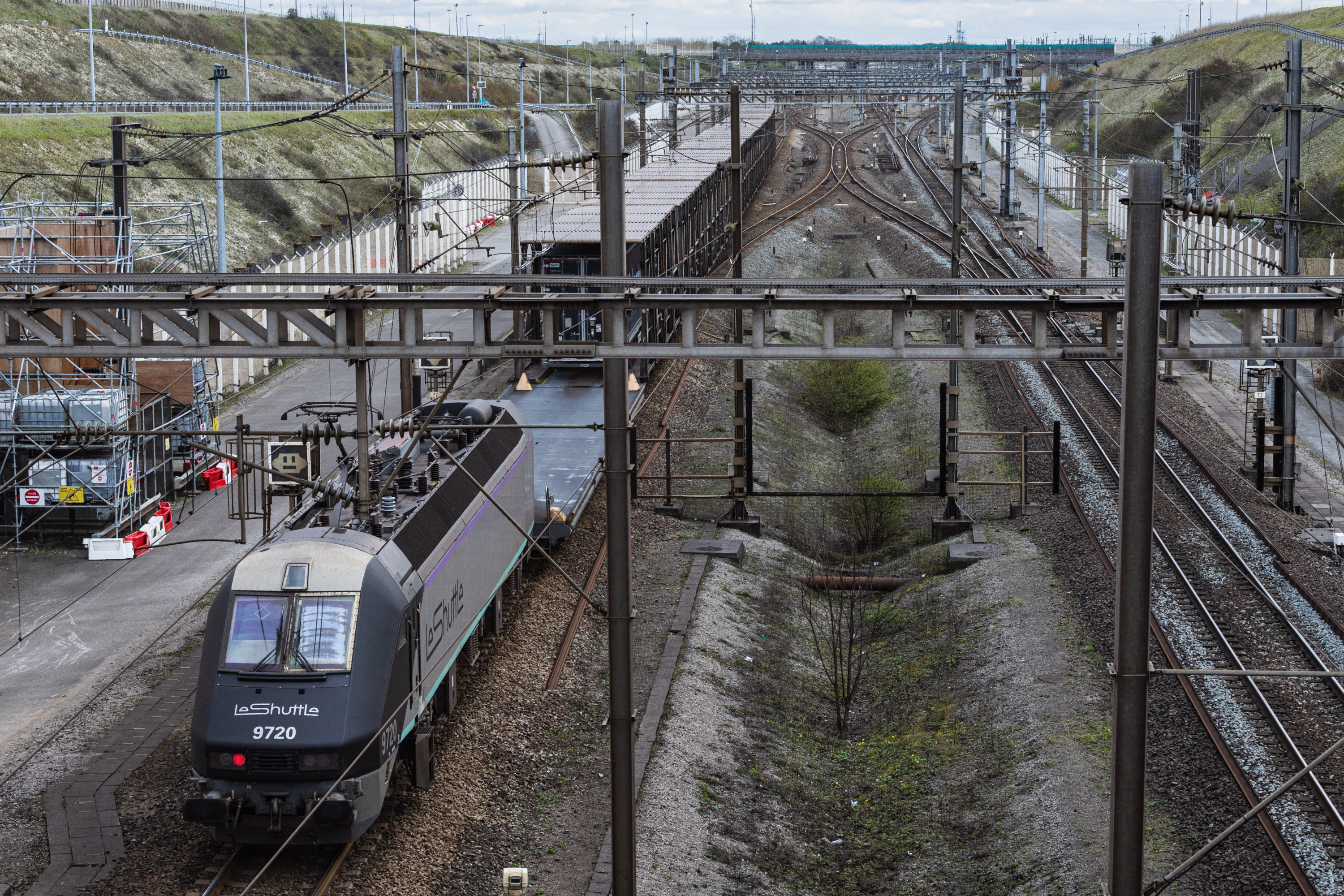 Tunnel sous la Manche : collision entre un minibus et un train, 19 blessés