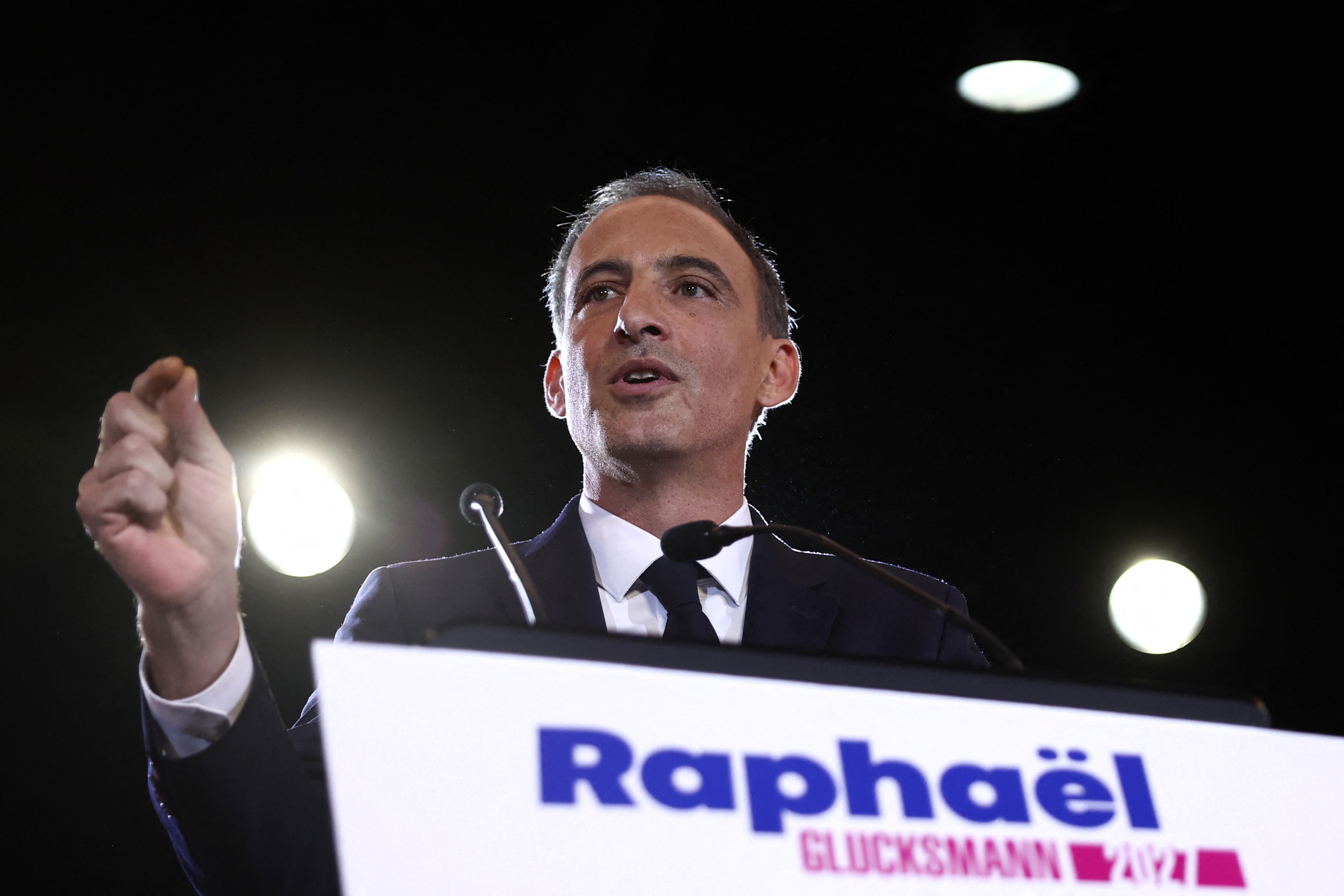 «Il faut que le travail paye en France» : Raphaël Glucksmann veut porter la rémunération des stagiaires à 1000 euros s’il est élu