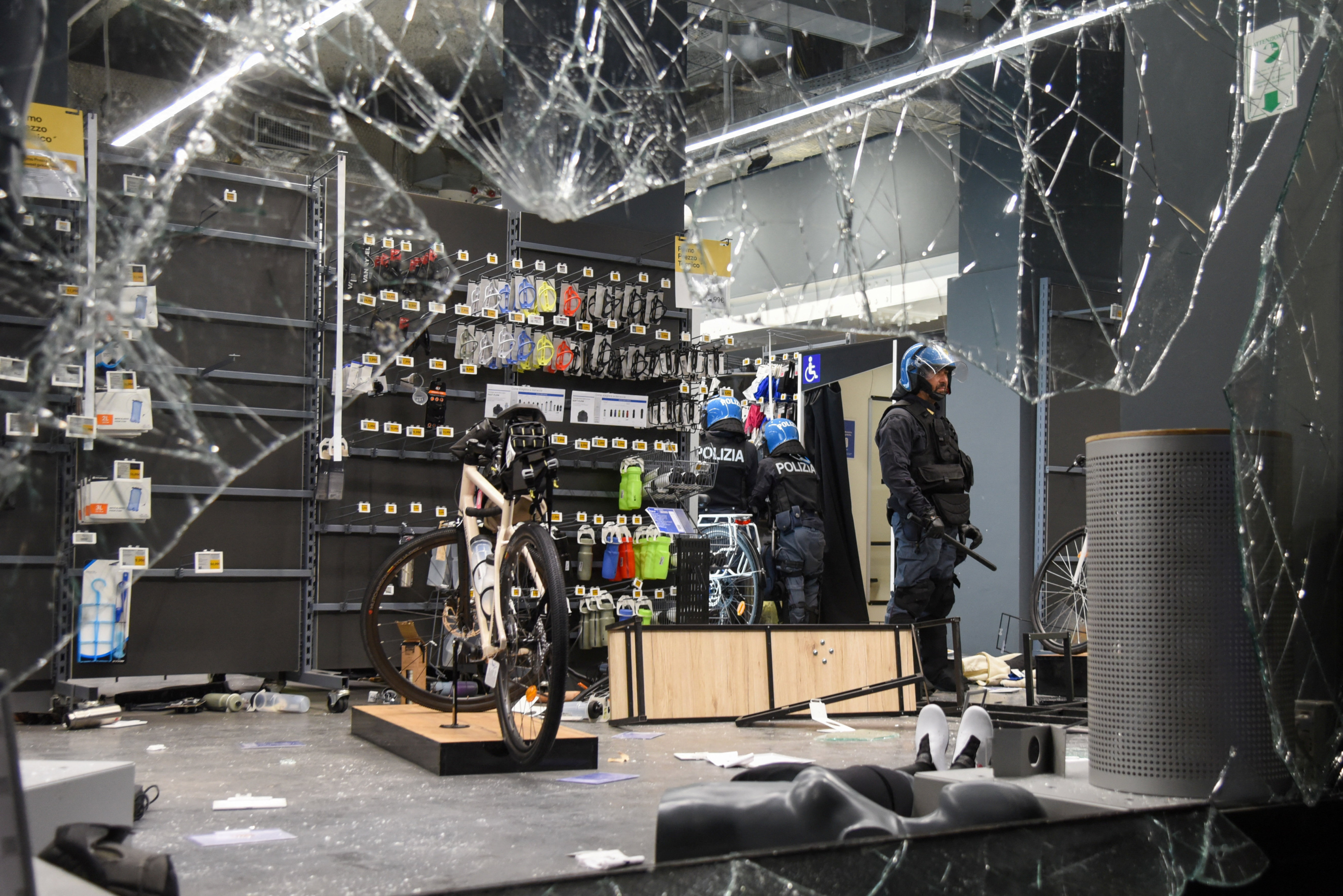 Milan, Bologne, Turin… L’Italie également secouée par des scènes de chaos et de pillages