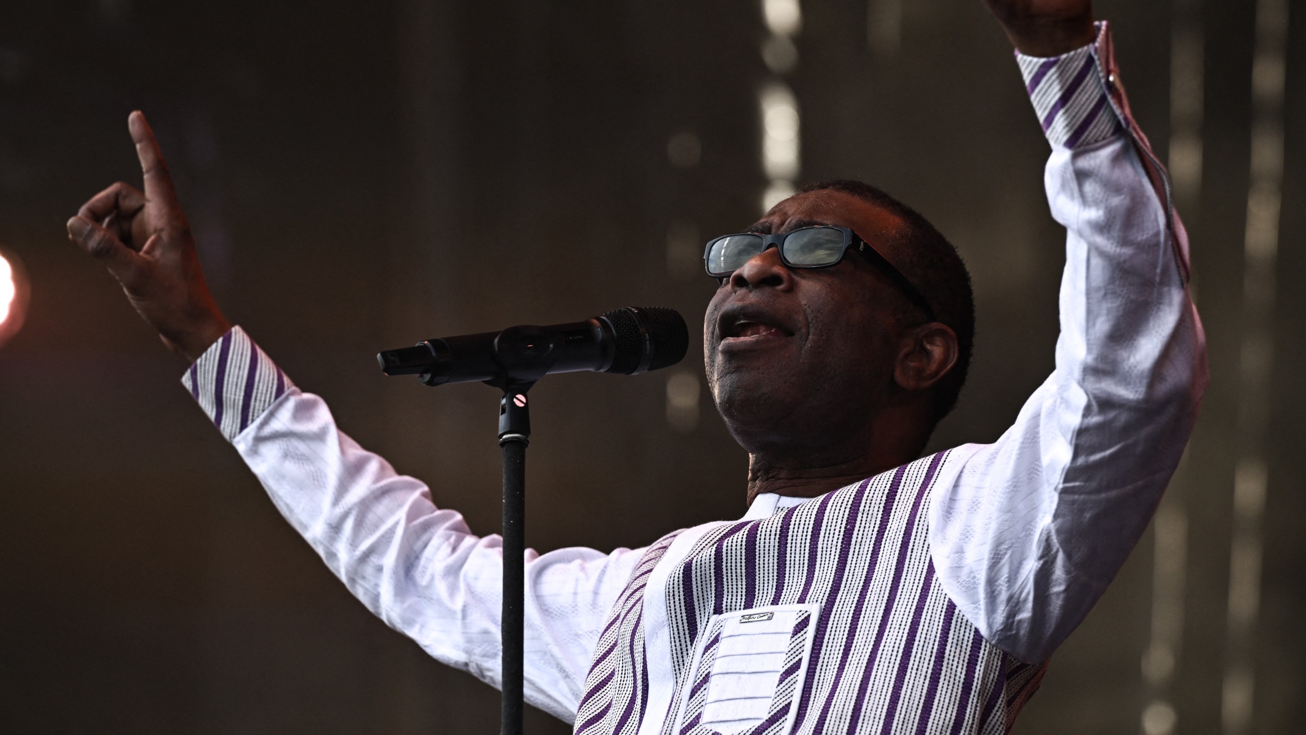 Retard de 1h30, interruption du son… Le concert tronqué de Youssou N’Dour à Bercy