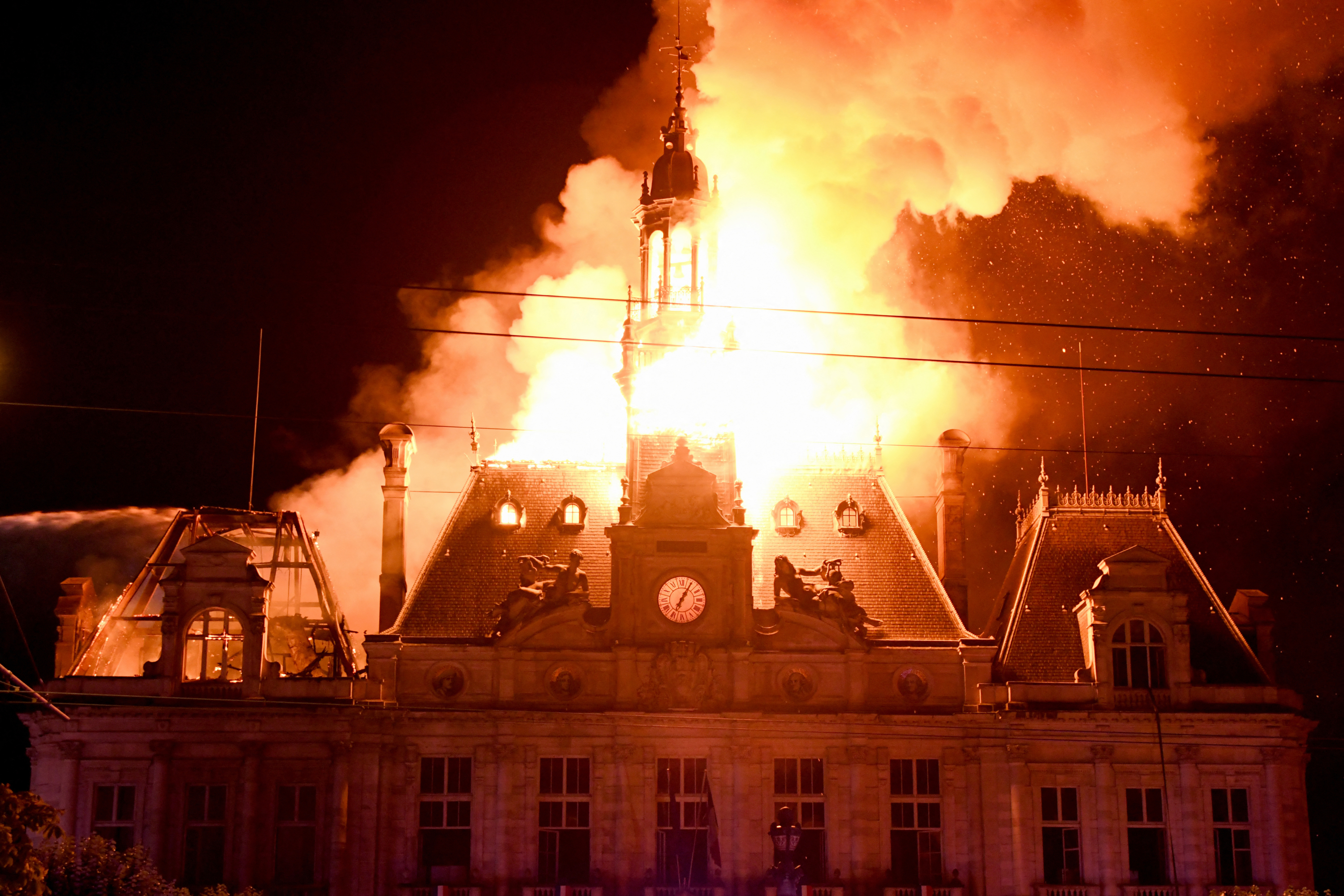 Limoges : «L’incendie de la mairie a été prémédité, il y a eu des repérages», affirme le maire