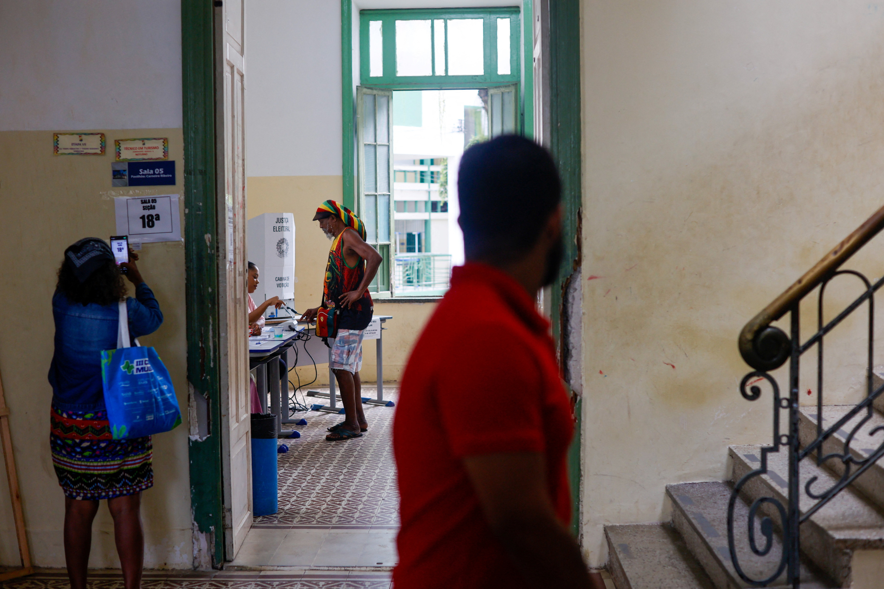 Présidentielle au Brésil : les électeurs appelés aux urnes pour départager Lula et Bolsonaro 썸네일