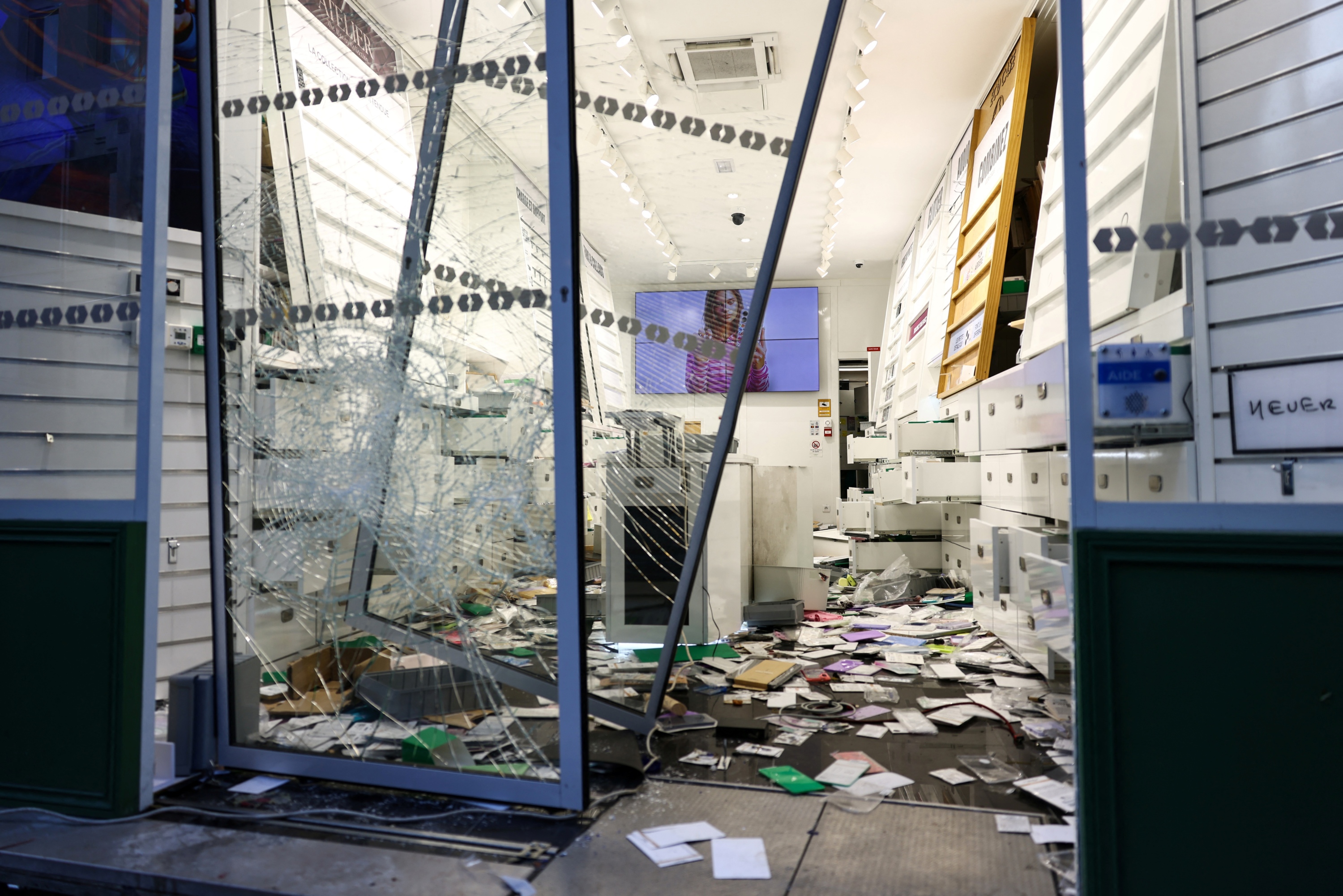 Plus d’un milliard d’euros de dégâts, 2500 magasins touchés… Le lourd bilan des violences du 17 octobre pour les commerçants