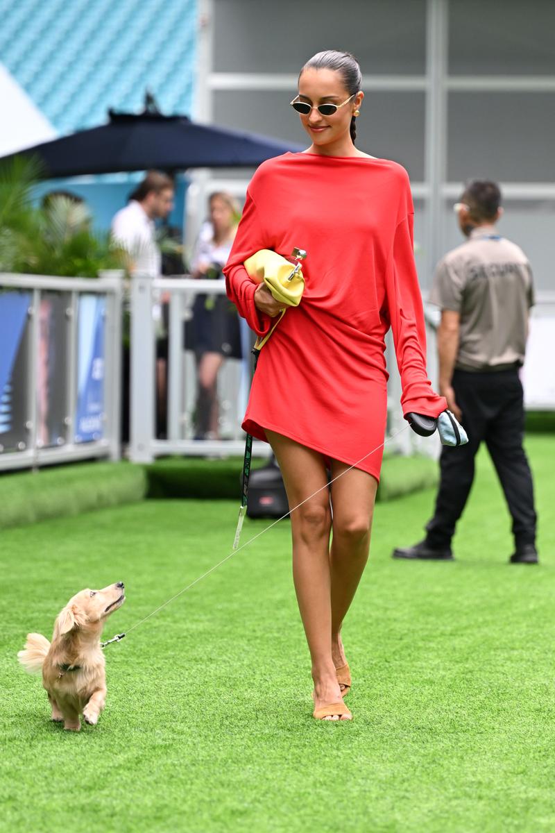 En robe noire et mules, personne n'est aussi chic qu'Alexandra Saint Mleux  au Grand Prix de Monaco