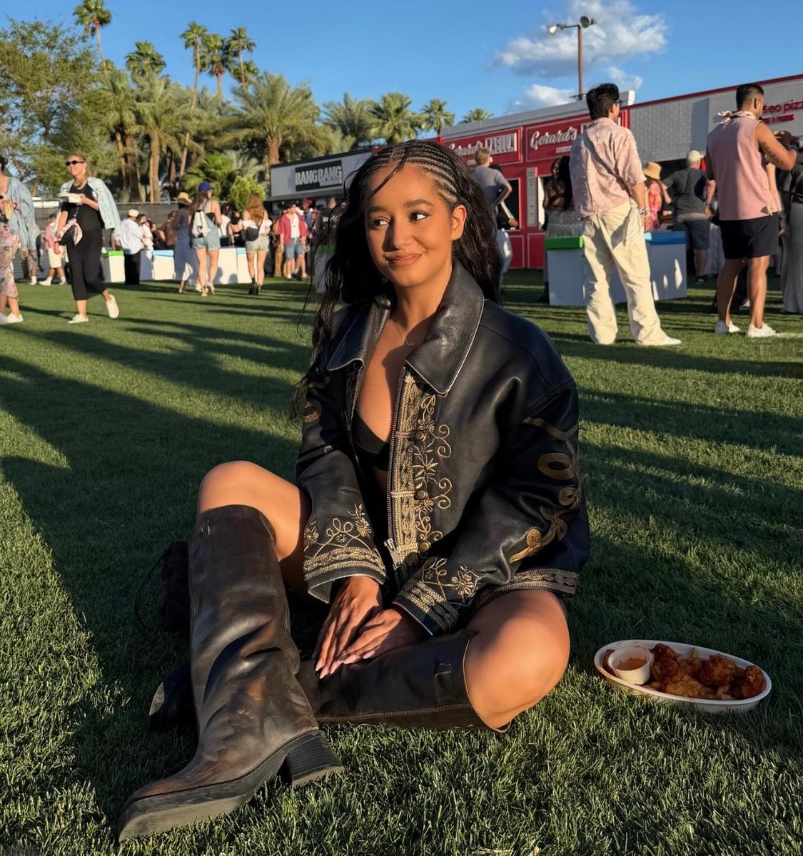 PHOTOS - Hailey Bieber, Dua Lipa, Iris Mittenaere : exit les sandales, cet  été, elles misent toutes sur les... bottes !
