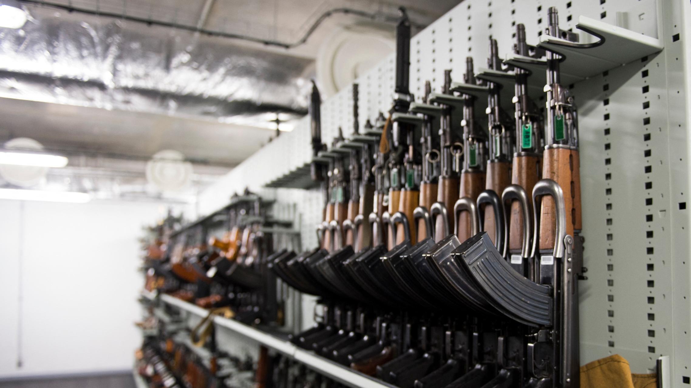 охотничьи ружья б/у в кургане. оружейный магазин анапа. ружьё для обороны 14 лет. ружейный дворъ магазин калуга. охотничьи магазины в челябинске.