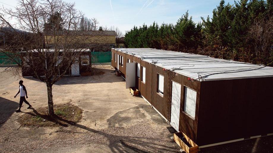 Le centre d'accueil de MNA (mineurs non accompagnés) ouvert en janvier à Ambérieu-en-Bugey (Ain), dont les chambres de 10 m2 accueillent chacune deux résidents, affiche déjà complet.