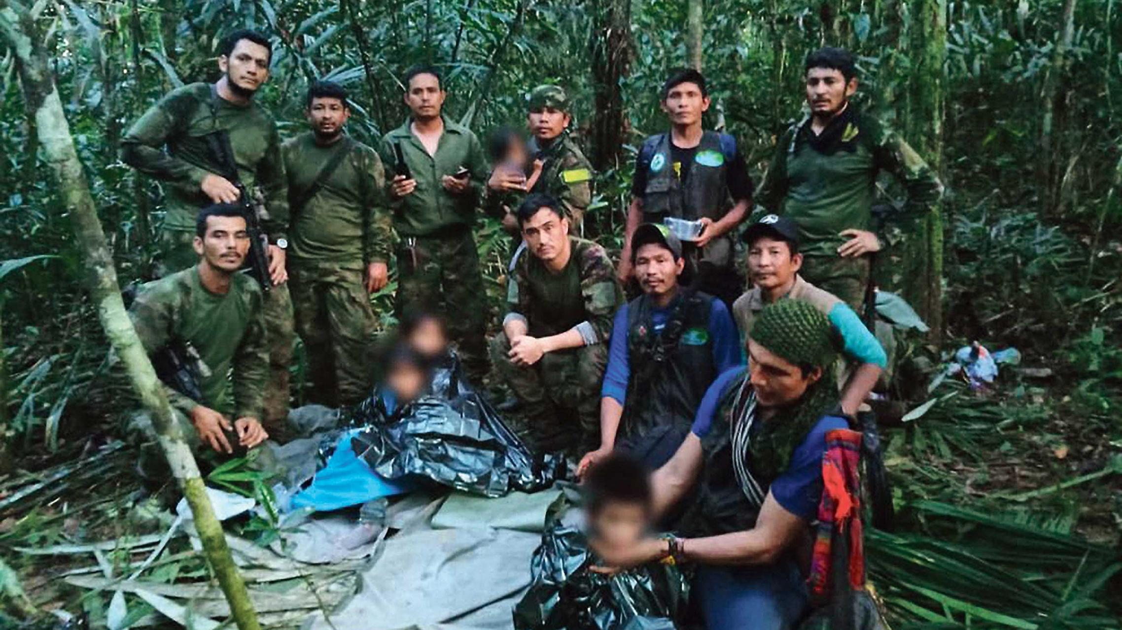 L'armée pose avec quatre enfants indigènes qui ont passé plus d'un mois perdu dans la forêt amazonienne colombienne, le 9 juin 2023.