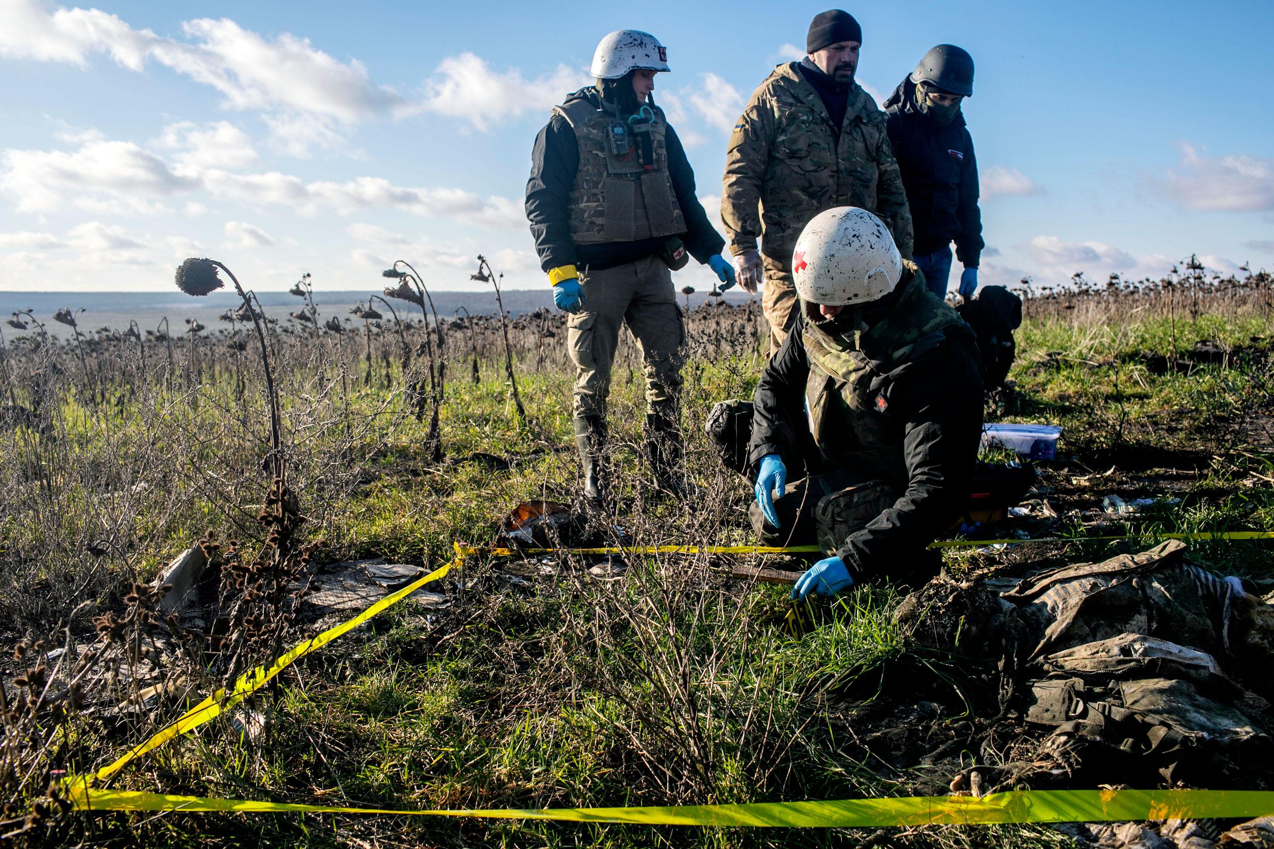 À La Recherche Des Cadavres, Avec Les Volontaires De Tulipe Noire: Le ...