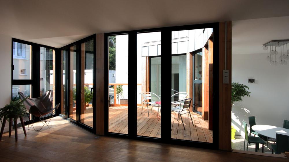Ces deux maisons ont été transformées grâce à une extension en bois