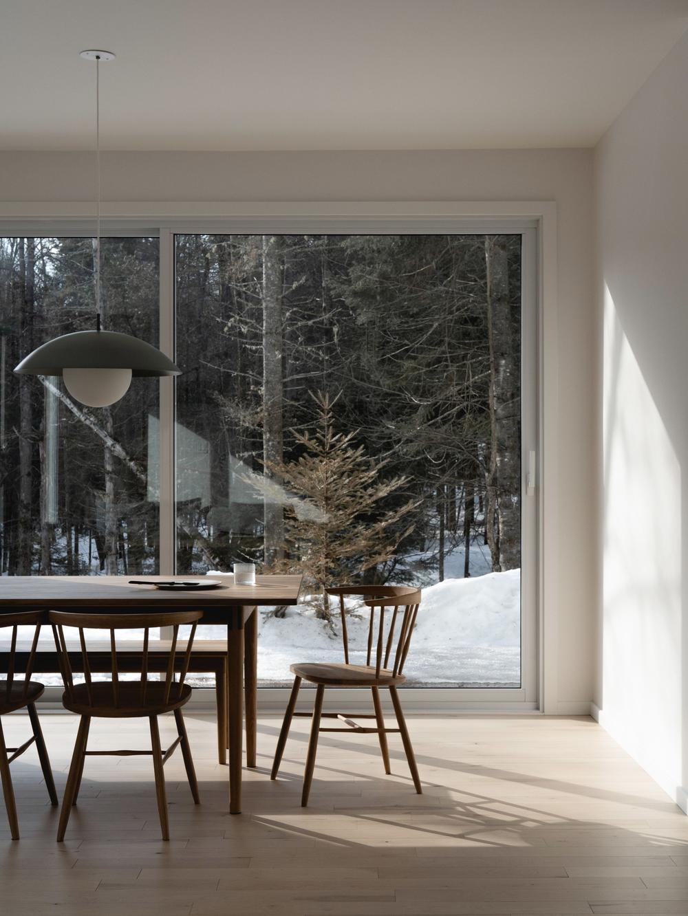 Ce chalet à la mode austro-canadienne disparaît dans son environnement