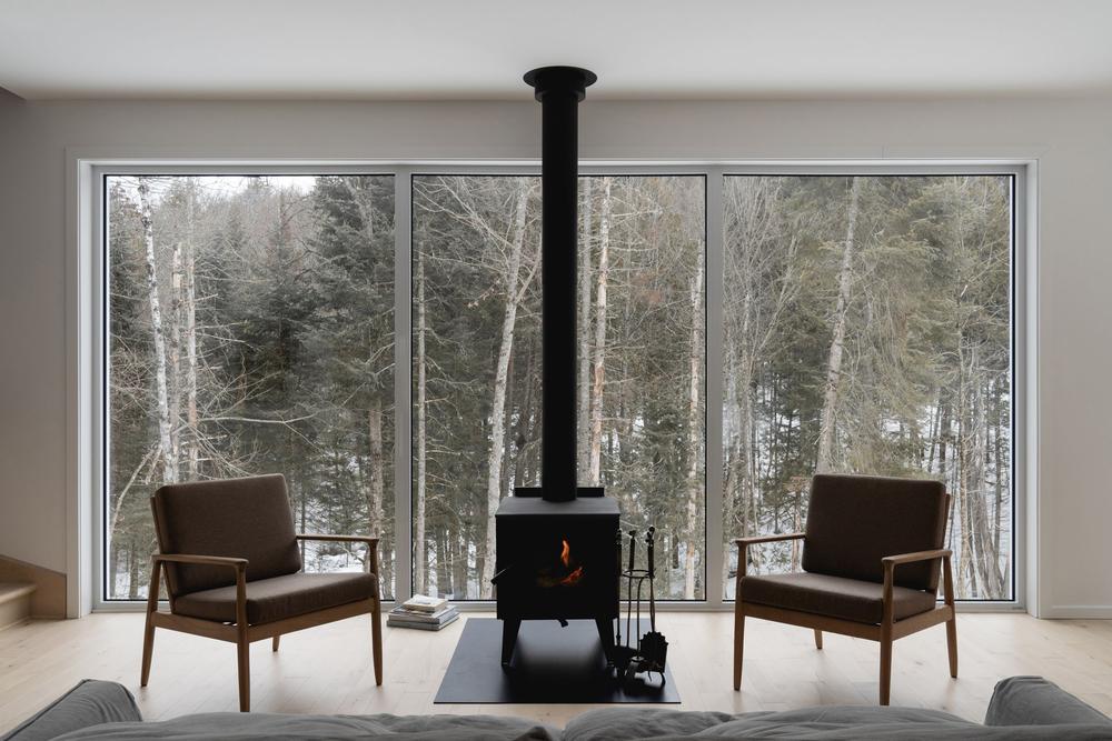 Ce chalet à la mode austro-canadienne disparaît dans son environnement