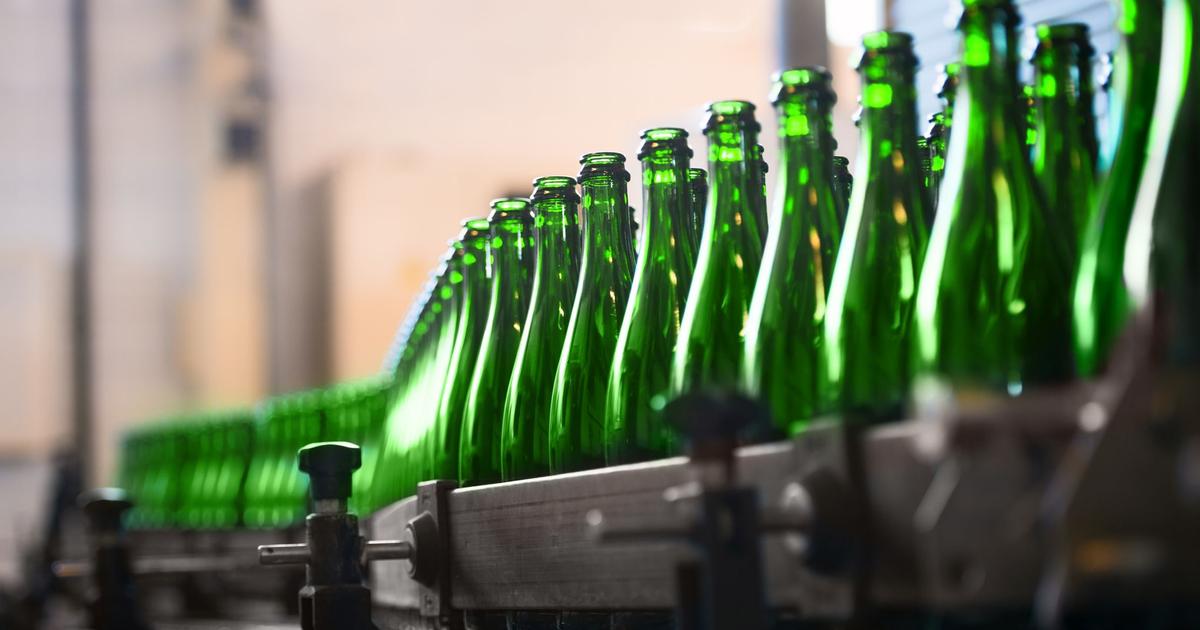 Amiens: contre le gaspillage, un jeune entrepreneur brasse sa bière à partir d’invendus de pain