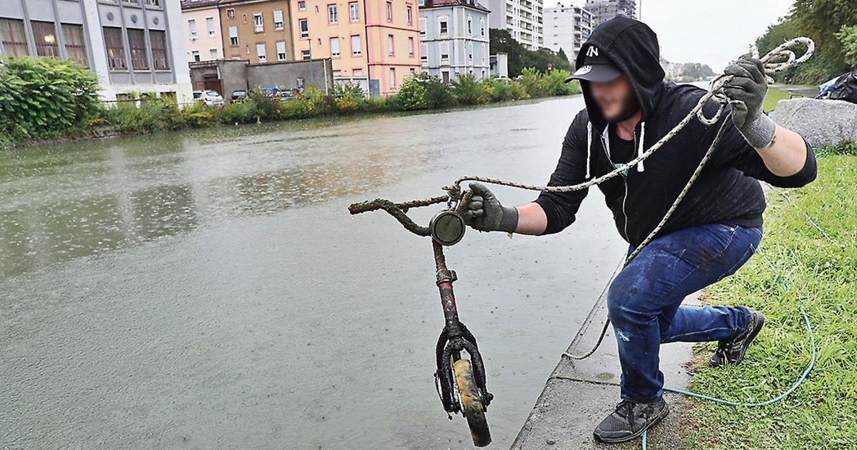 Pêche à l'aimant dans la Sarthe - Une initiative de dépollution bénévole