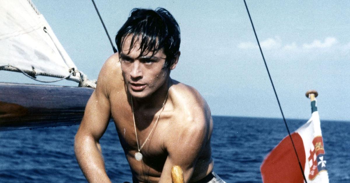 Под ярким солнцем. Ален Делон на флоте. Alain Delon height. Ален Делон купается. Ален Делон летит сам на своем вертолете фото.