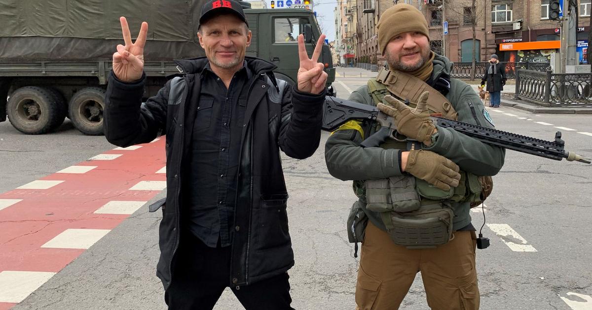 Bericht in Kiew mit mobilisierenden, bewaffneten oder musikalischen Künstlern