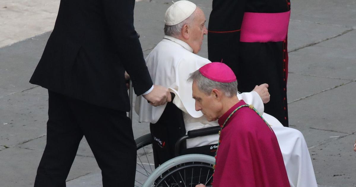 Critiche al segretario personale di Benedetto XVI a papa Francesco