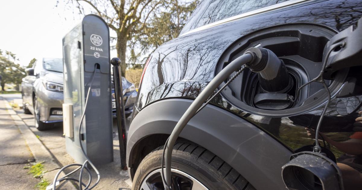 Charging electric cars companies careful with public terminals The