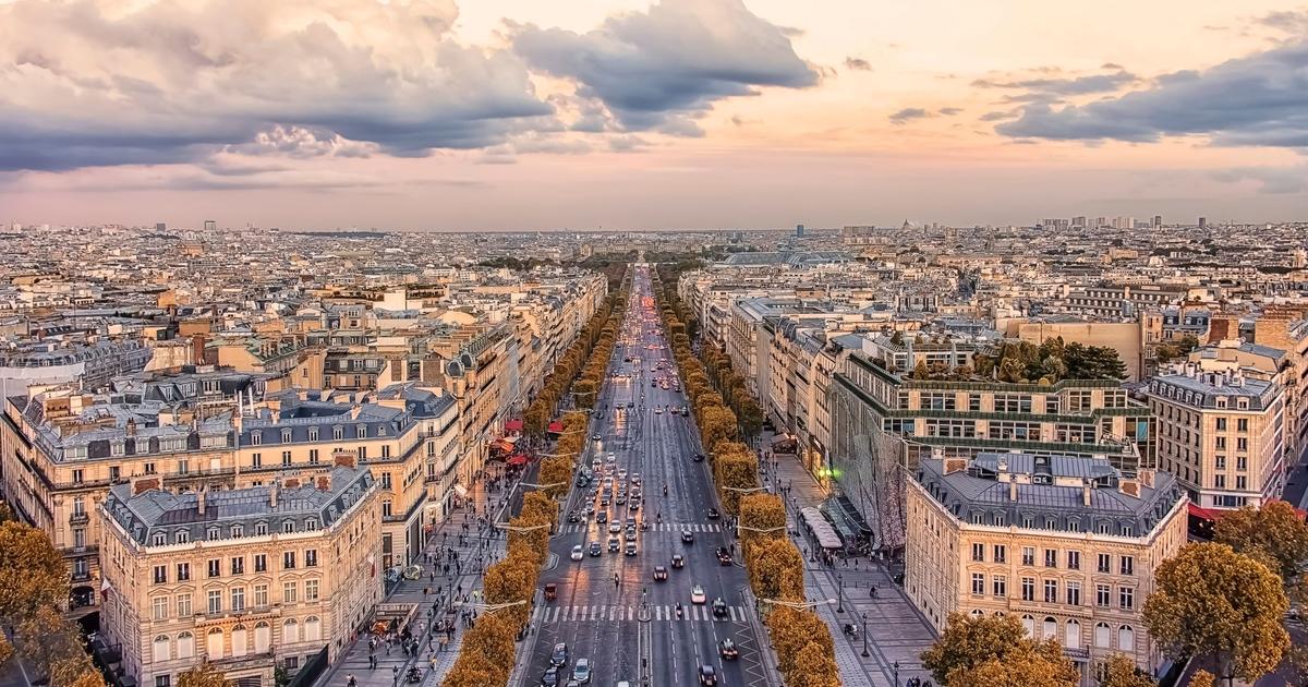 World record for the largest dictation on the Champs-Élysées reached! 