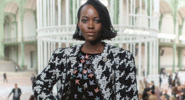 «Gabrielle Chanel a montré la voie à des femmes indépendantes», Lupita Nyong’o, ambassadrice engagée