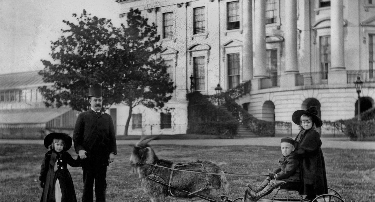Dans les années 1890, le fils de Benjamin Harrison, Russell surveille les petits-enfants du président devant la Maison-Blanche.