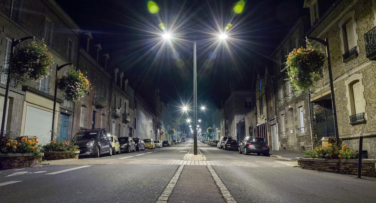 Photo d’illustration d’une petite ville Française en pleine nuit.