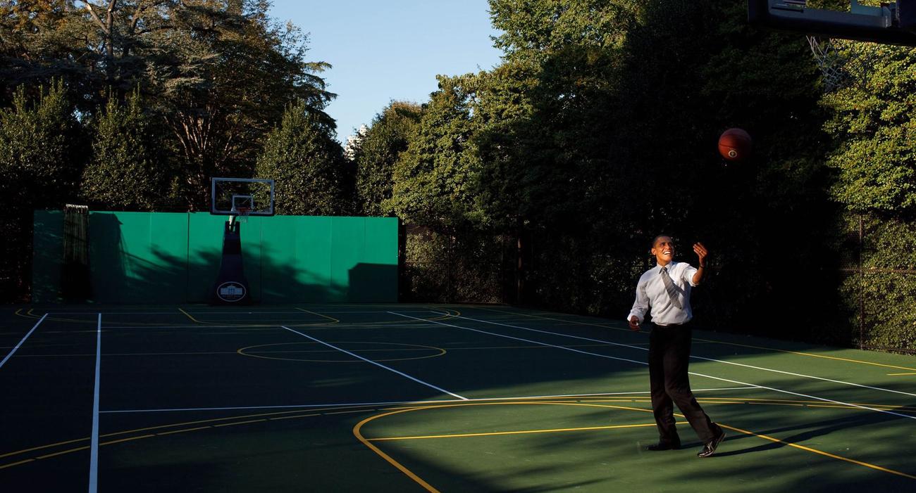 Barack Obama, grand amateur de basket-ball, s’entraînant sur le court de la Maison-Blanche qui sert aussi aux amateurs de...tennis