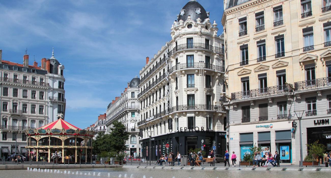 La place de la République dans le vieux Lyon. Lyon qui est la ville où la marge de négociation des prix est la plus basse de France: 1,7%.