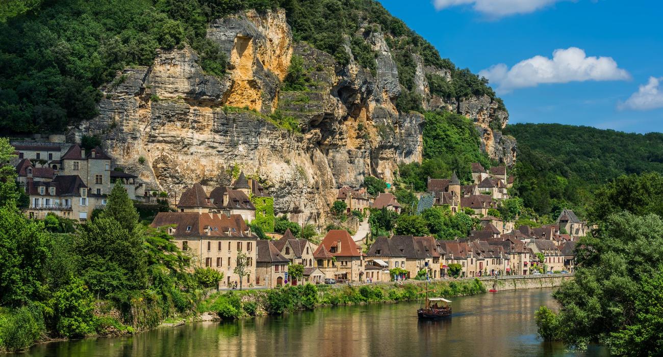 La Roque-Gageac, l’un des treize villages comptant succéder à Rochefort-en-Terre, lauréat 2016.