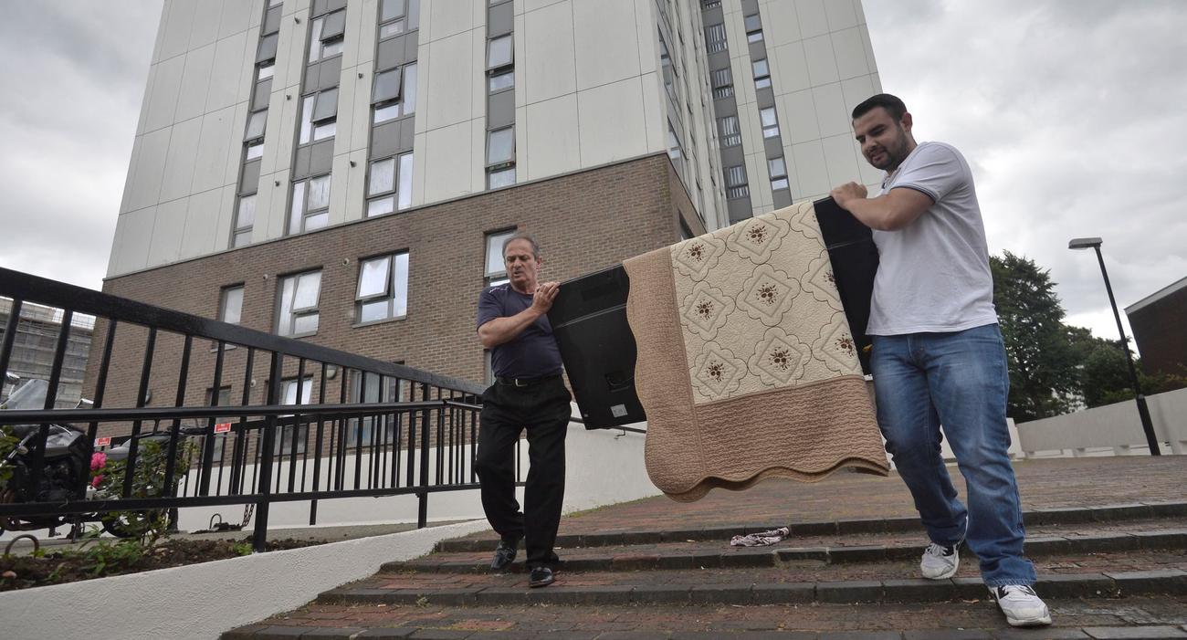 Deux hommes évacuent une télévision de la tour Dorney qui a été vidée ce week-end.