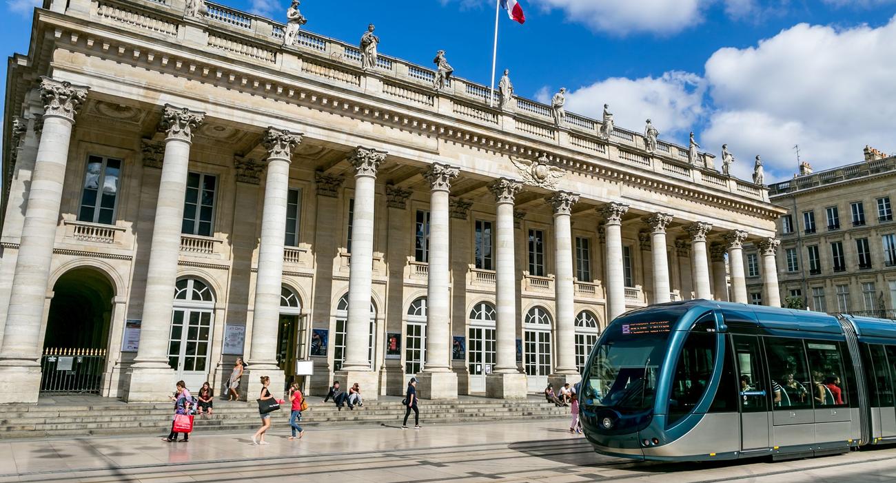 La rénovation de la ville, les transports comme le tramway, la qualité de vie et désormais la nouvelle ligne à grande vitesse font de Bordeaux une des destinations prisées par les Français.
