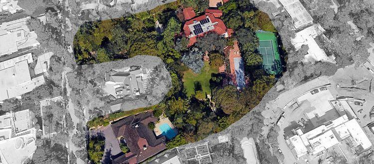 Vue aérienne des deux propriétés de Jeff Bezos à Beverly Hills. Surface totale des deux terrains: 10.000 m².