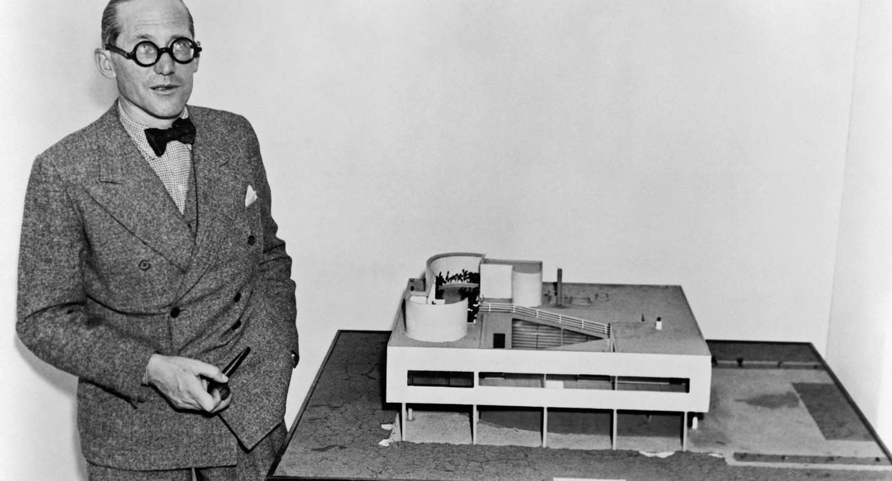 L’architecte Le Corbusier (1887-1965) près de la maquette de la Villa Savoye (Poissy), 1935.