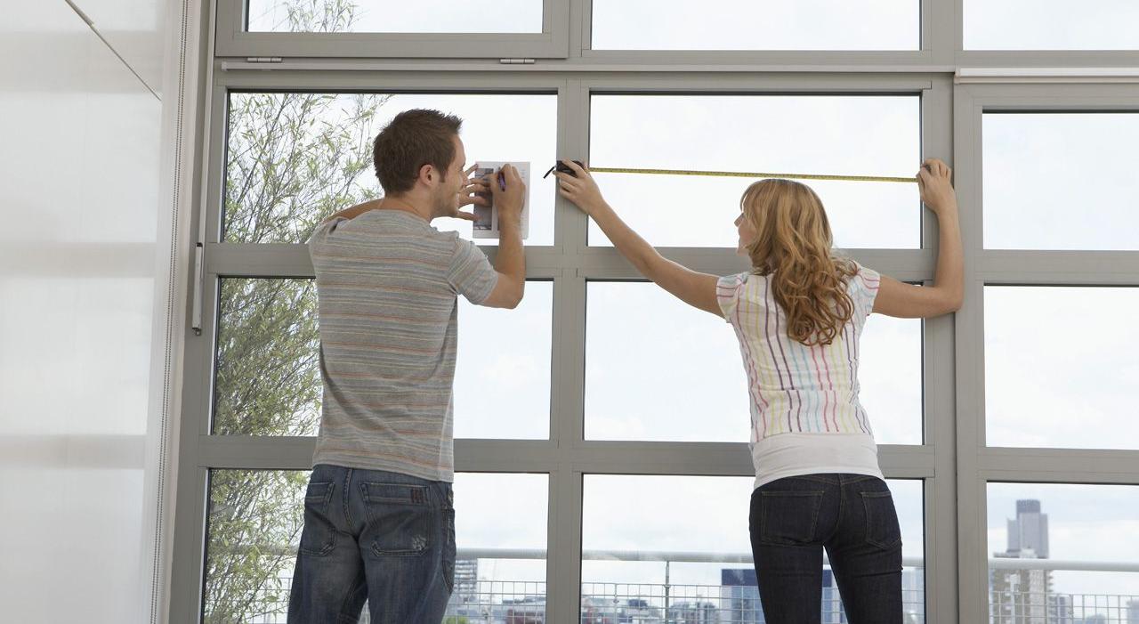 Un couple qui mesure son appartement, photo d’illustration.
