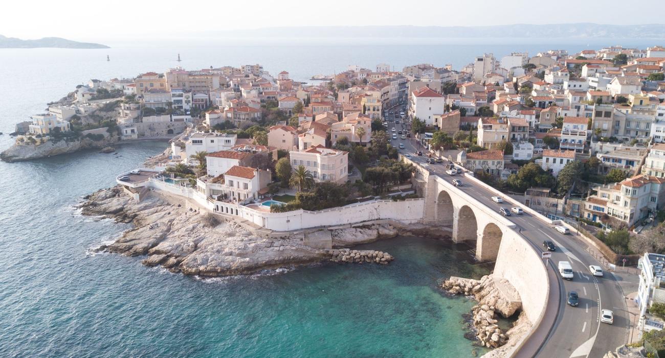 Une vue aérienne de la corniche Kennedy à Marseille, ville où Emmanuel Macron a passé ses vacances d’été et qui est l’article le plus lu de l’année sur Figaro Immobilier.
