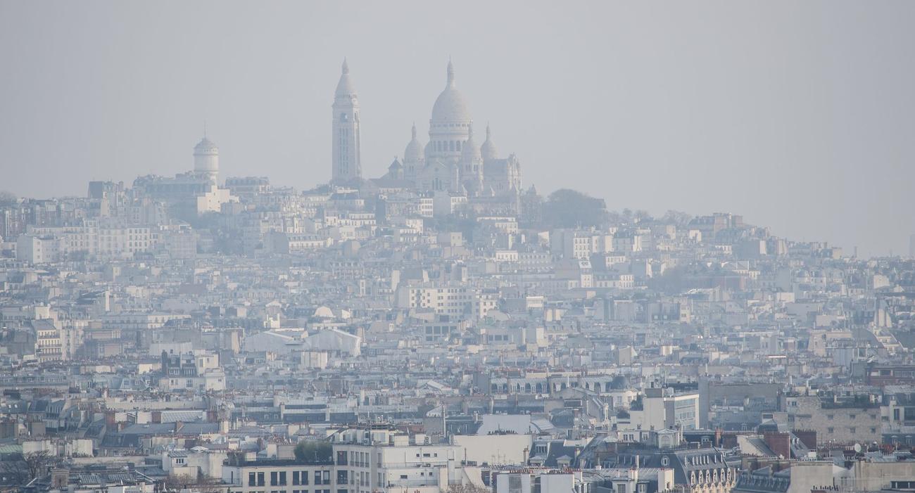 Une photo de la butte Montmartre entourée d’un nuage de pollution.