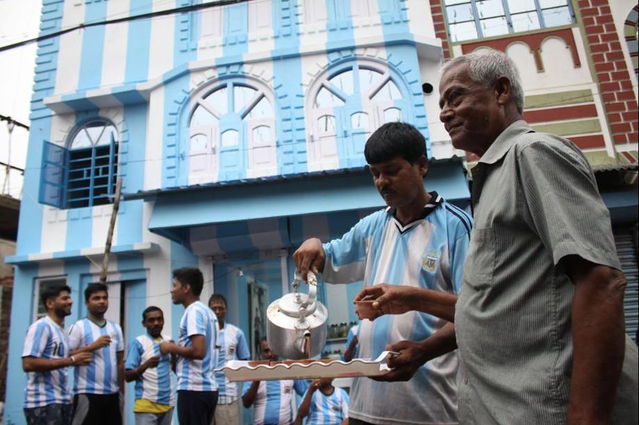 La maison de Shib Shankar Patra, repeinte aux couleurs de l’Argentine.