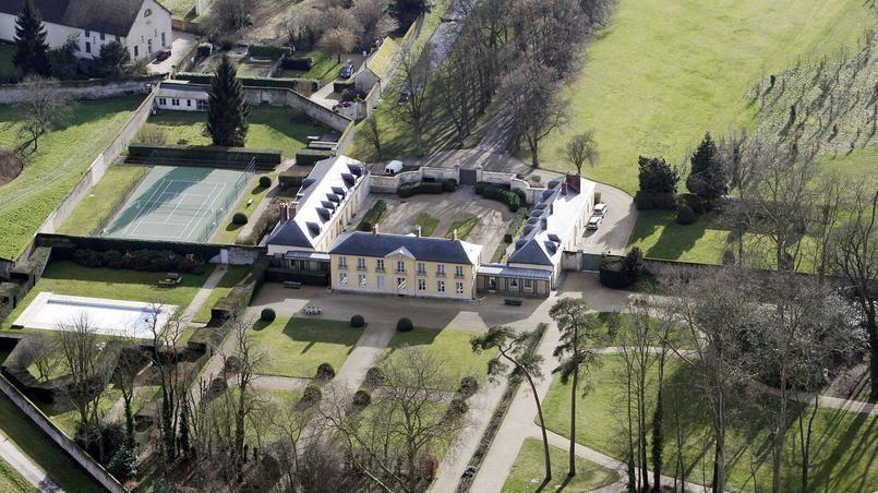 La résidence de la Lanterne (Versailles) avec le court de tennis sur la gauche