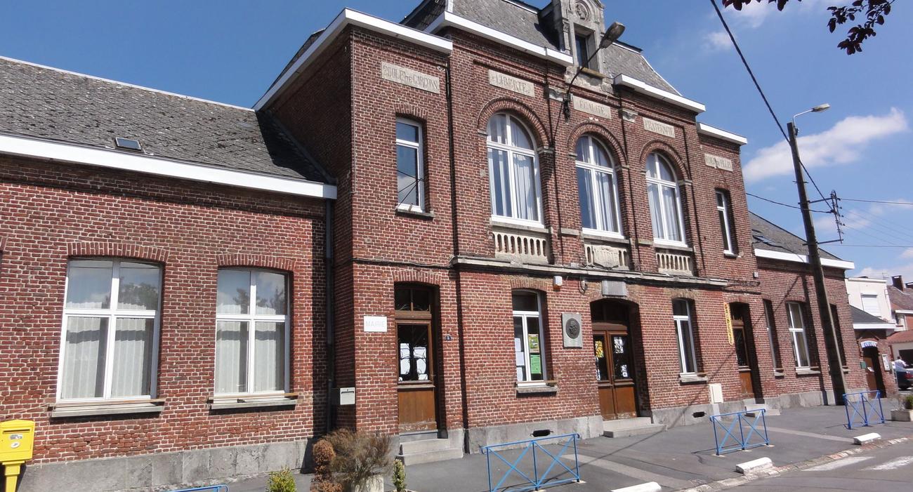 La mairie du village frontalier de Gognies-Chaussée.
