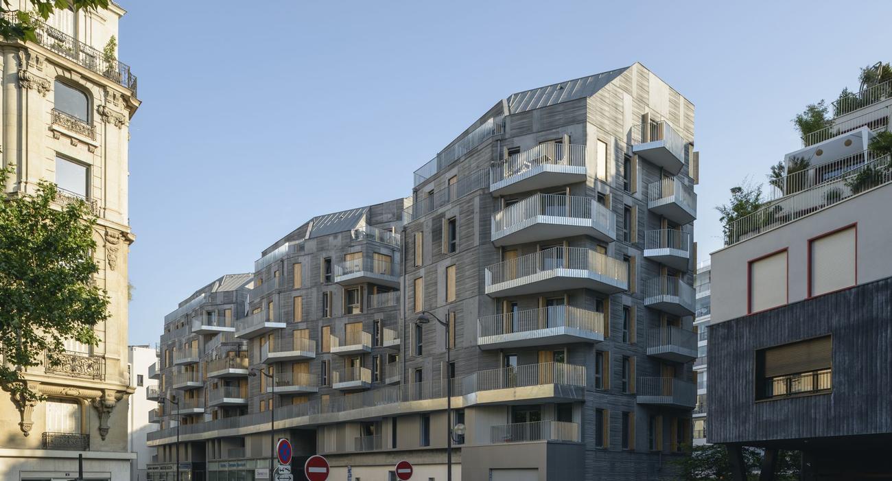 Un nouvel immeuble HLM face à un bâtiment haussmannien, à Paris.