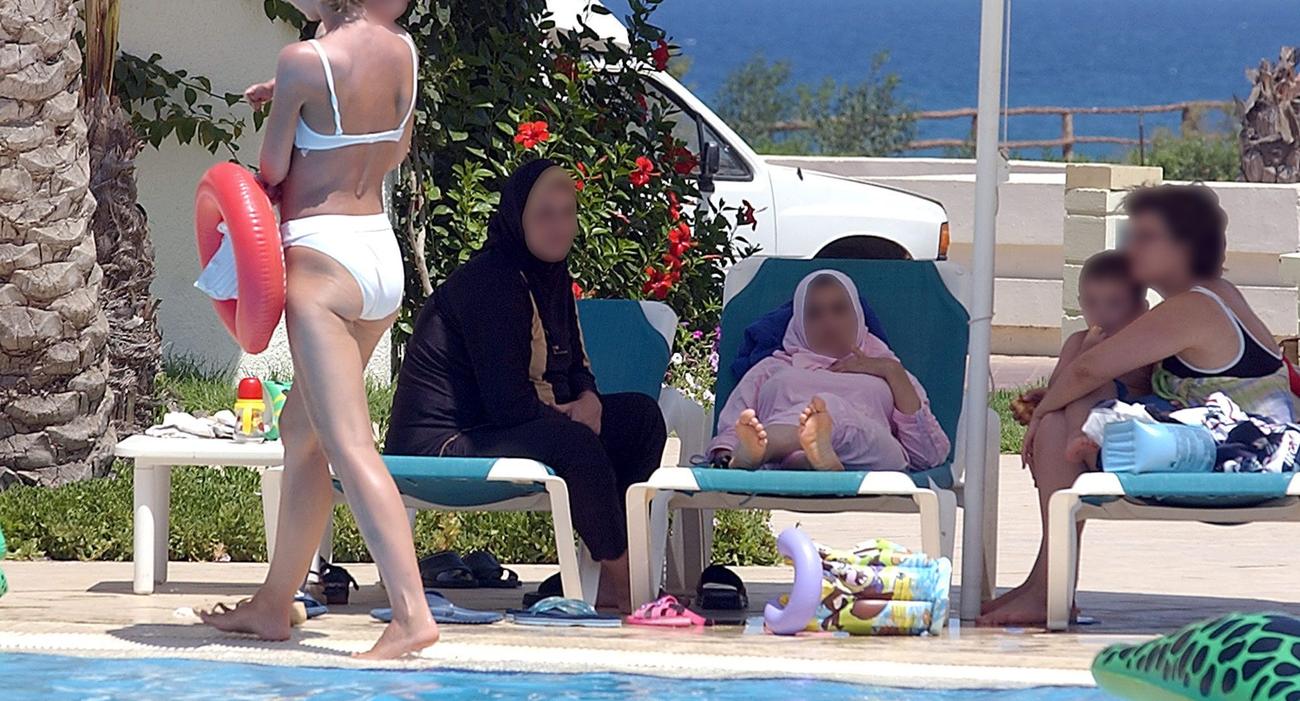 Un particulier a refusé la demande de réservation d’une piscine de la part de jeunes femmes après qu’elles ont précisé qu’elles portaient le voile (photo d’illustration).
